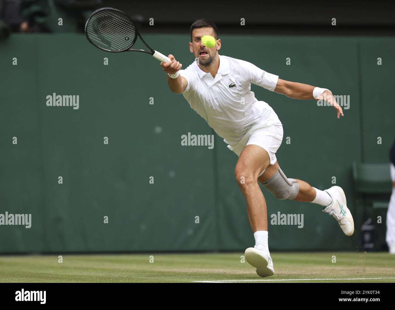 Le joueur de tennis serbe Novak Djokovic en action aux Championnats de Wimbledon 2024, Londres, Angleterre, Royaume-Uni, Europe Banque D'Images