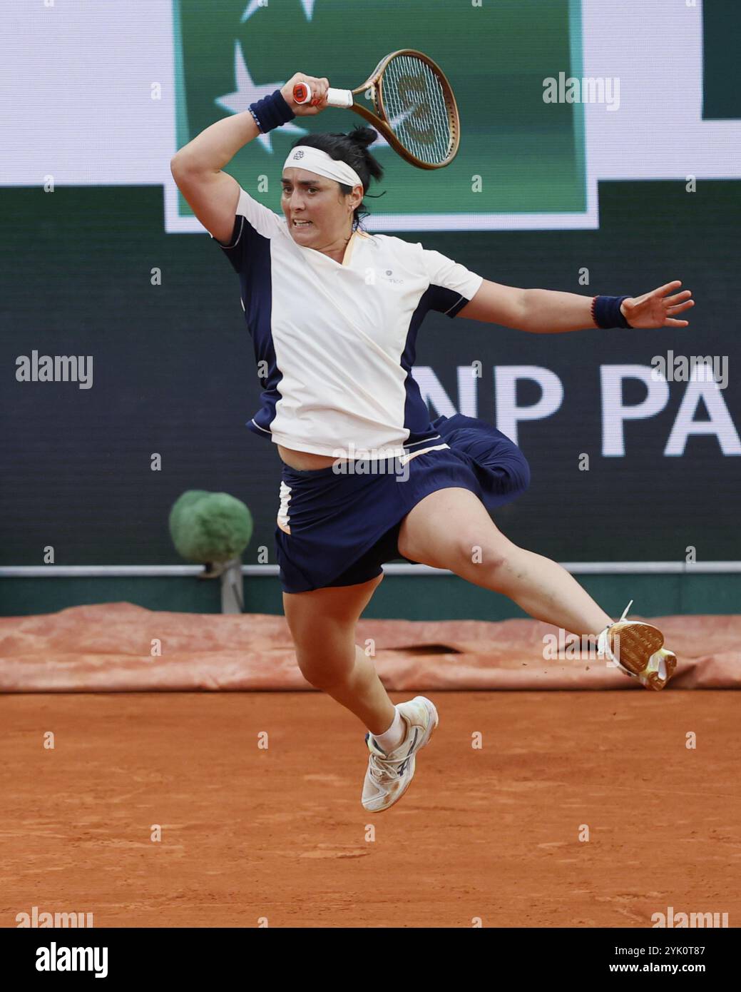 Joueur de tennis tunisien ons Jabeur en action à l'Open de France 2024, Roland Garros, Paris, France. Banque D'Images