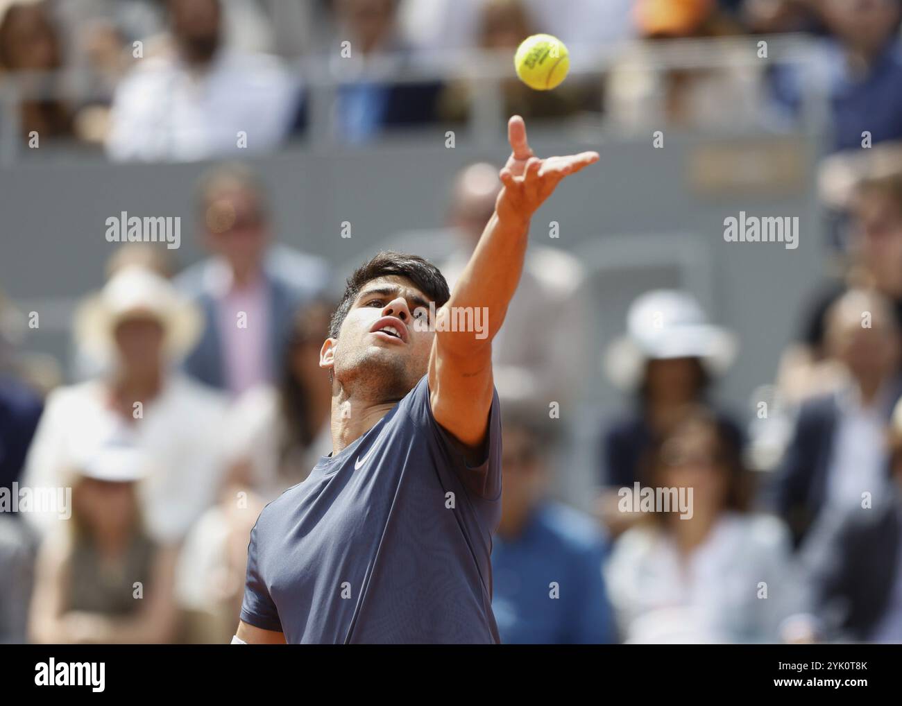 Le joueur de tennis espagnol Carlos Alcaraz en action à l'Open de France, Roland Garros, Paris, France. Banque D'Images