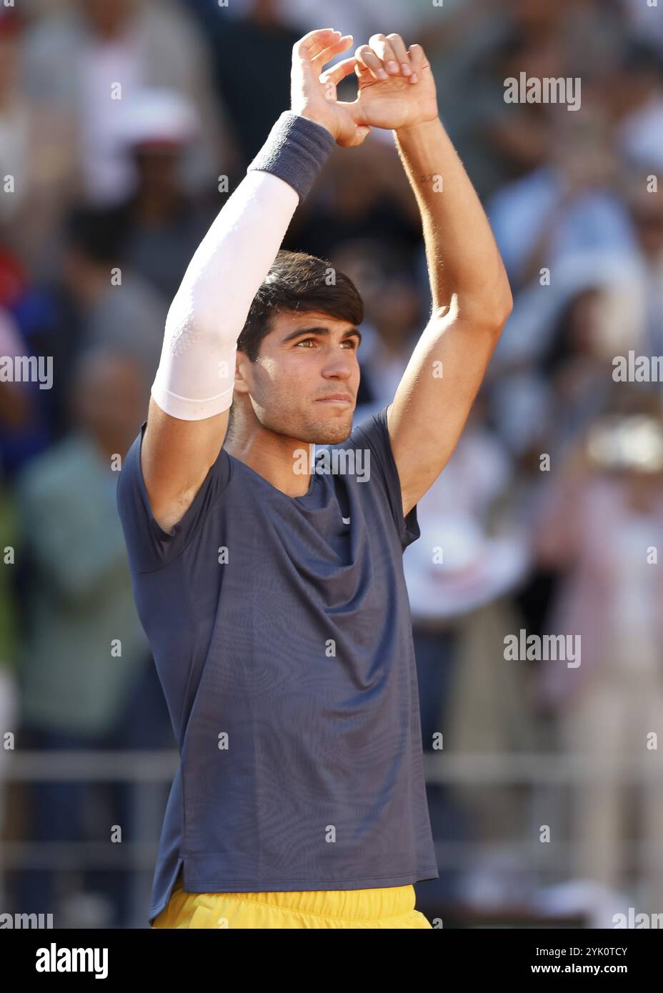 Joueur de tennis espagnol Carlos Alcaraz célébrant à l'Open de France, Roland Garros, Paris, France. Banque D'Images