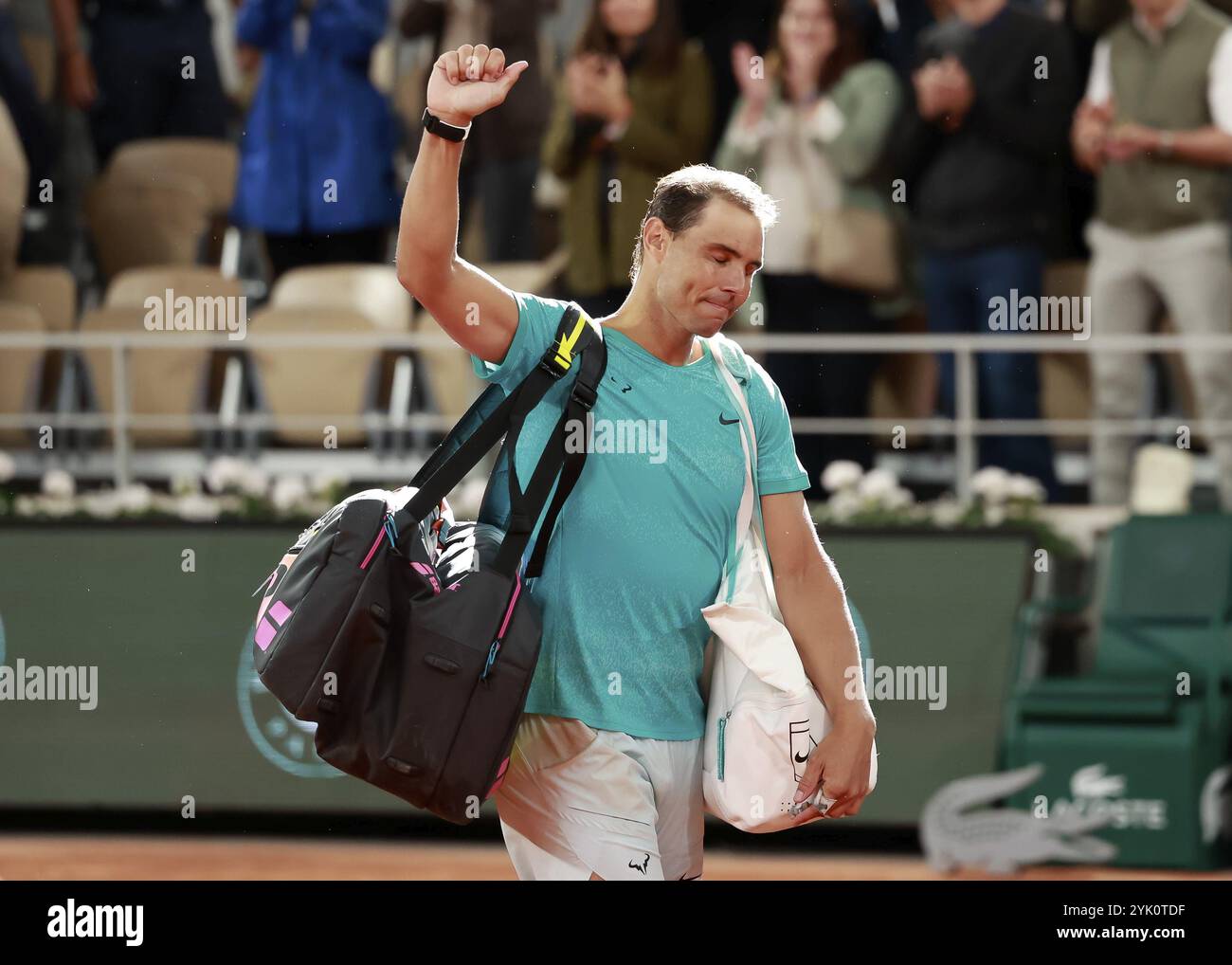 Le détenteur du record Rafael Nadal saluant l'Open de France, Roland Garros, Paris, France. Banque D'Images