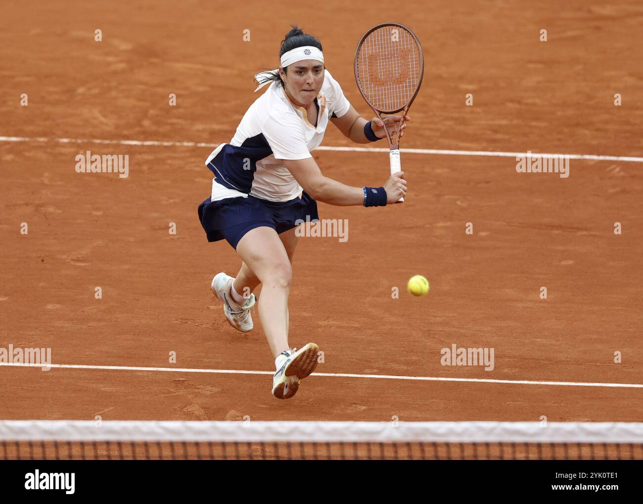 Joueur de tennis tunisien ons Jabeur en action à l'Open de France 2024, Roland Garros, Paris, France. Banque D'Images