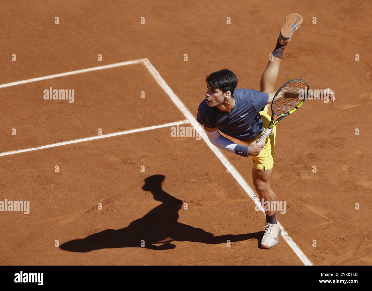 Le joueur de tennis espagnol Carlos Alcaraz en action à l'Open de France, Roland Garros, Paris, France. Banque D'Images