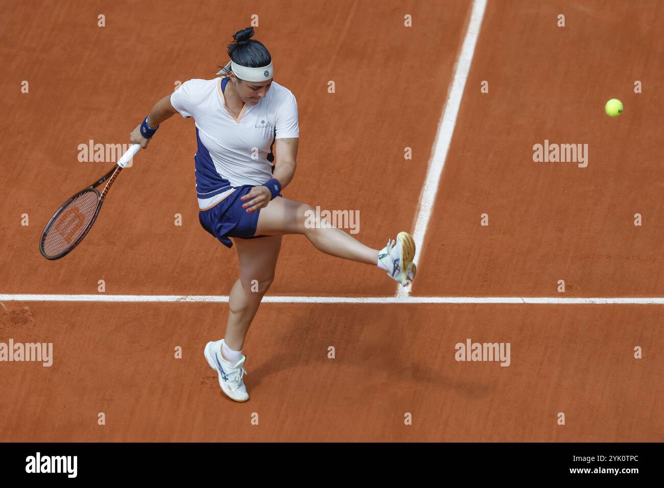 Joueur de tennis tunisien ons Jabeur en action à l'Open de France 2024, Roland Garros, Paris, France. Banque D'Images
