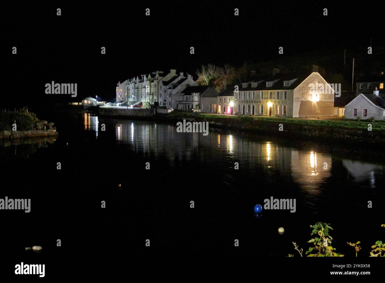 appartements modernes blocs de la baie appartements hôtel glendun et cushendun hôtel dans le port à la nuit cushendun, comté d'antrim, irlande du nord Banque D'Images