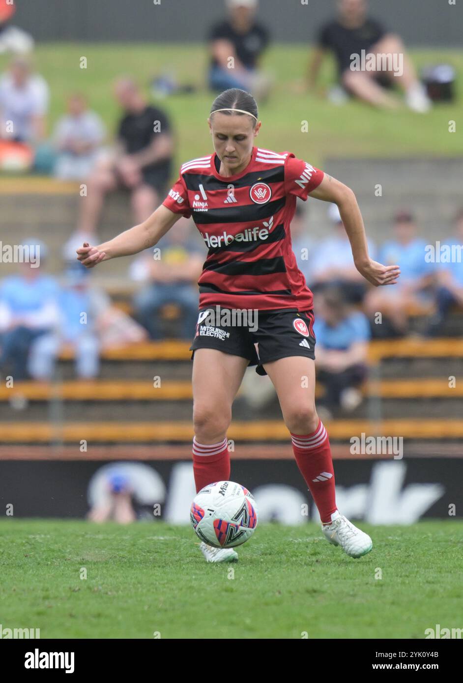 Lilyfield, Nouvelle-Galles du Sud, Australie. 16 novembre 2024. OLIVIA MARGARET PRICE, milieu de terrain des Western Sydney Wanderers dribble le ballon lors du match de la ronde 3 de la saison 2024/25 de la A-League féminine entre le Wanderers FC de Western Sydney qui s'est tenu au Leichhardt Oval à Lilyfield, Nouvelle-Galles du Sud. Sydney FC a gagné 1:0 sur Western Sydney Wanderers (image crédit : © Luis Veniegra/ZUMA Press Wire) USAGE ÉDITORIAL SEULEMENT! Non destiné à UN USAGE commercial ! Banque D'Images