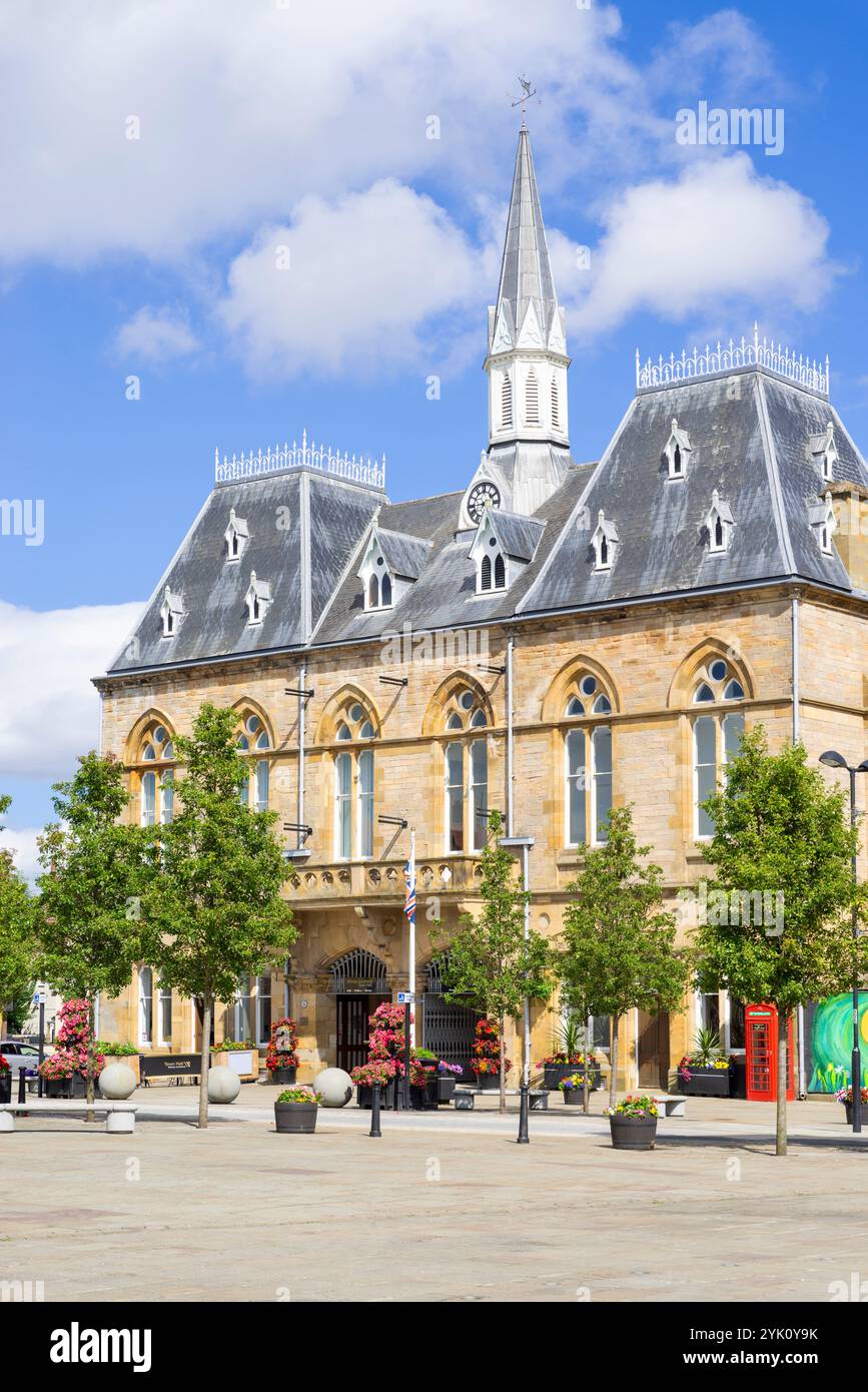 Bishop Auckland Town Hall et Bishop Auckland Library dans la Town Hall Market place Bishop Auckland County Durham Tees Valley England UK GB Europe Banque D'Images