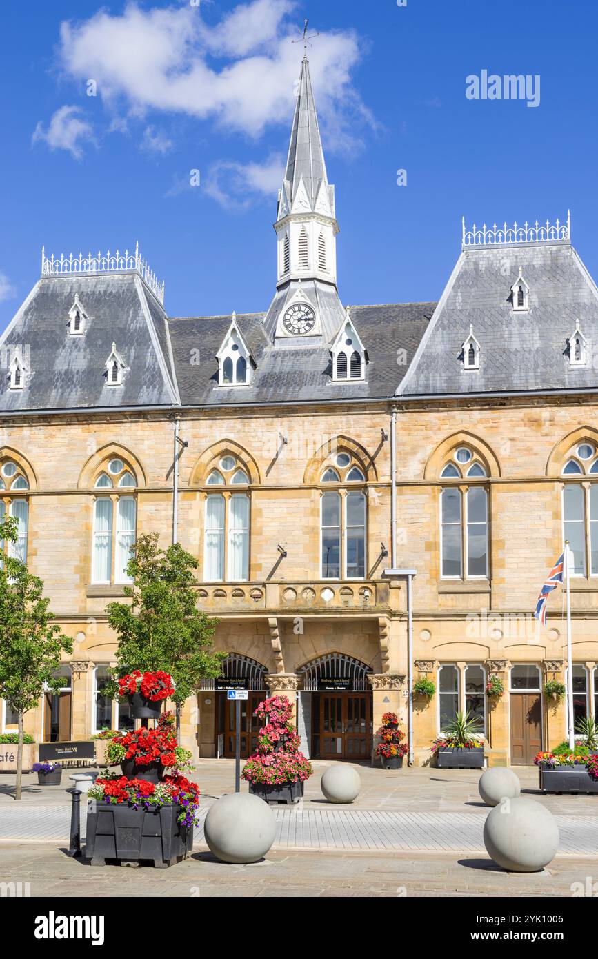 Bishop Auckland Town Hall et Bishop Auckland Library dans la Town Hall Market place Bishop Auckland County Durham Tees Valley England UK GB Europe Banque D'Images