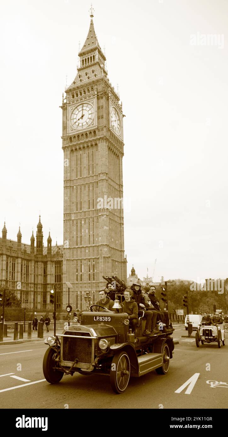Sépia vétéran Dennis Fire Engine London à Brighton Veteran car Run Westminster Bridge London Banque D'Images