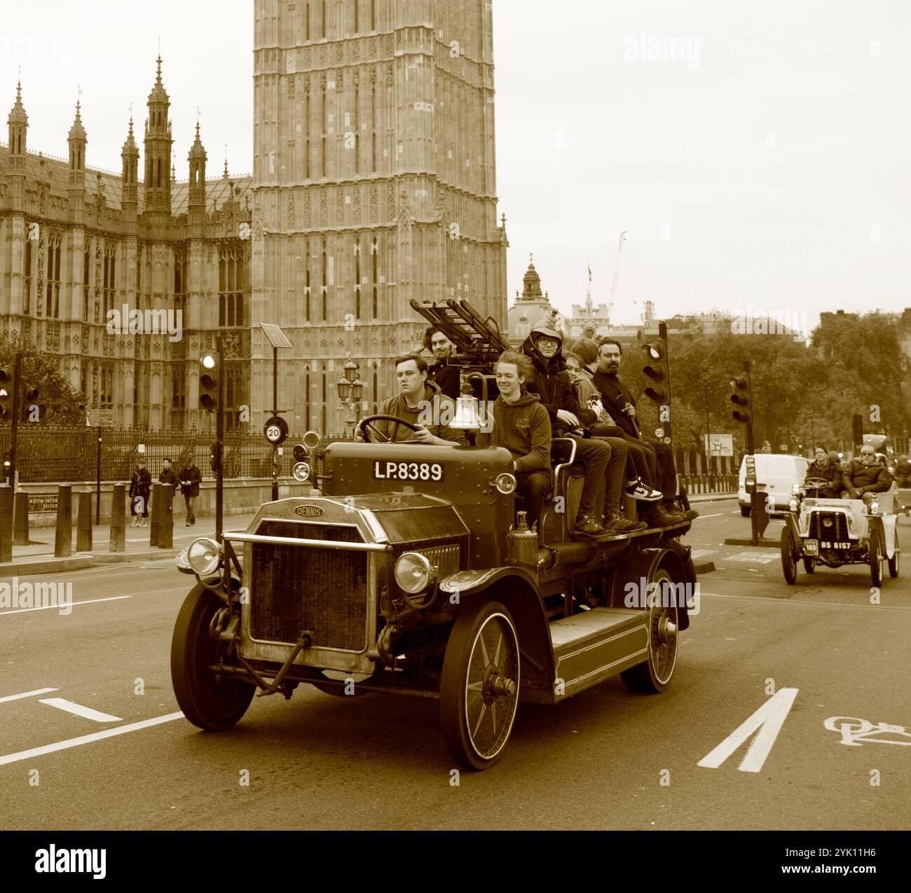 Sépia vétéran Dennis Fire Engine London à Brighton Veteran car Run Westminster Bridge London Banque D'Images