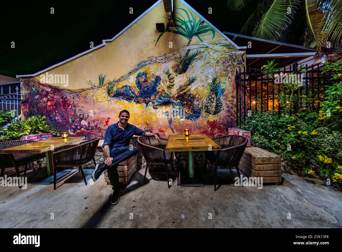 Le célèbre artiste Francis Sling a créé les peintures murales du MosaCaña Bar & Kitchen sur Penstraat 41, Willemstad, Curaçao, Kòrsou Banque D'Images