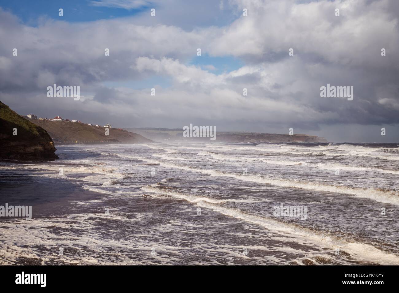 Mer agitée à Whitby, vers le nord. Banque D'Images