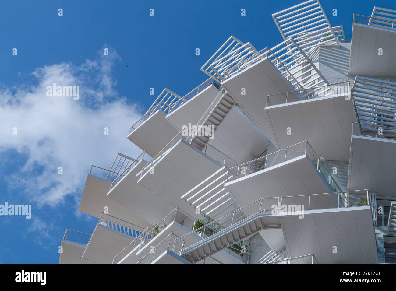 Design architectural futuriste avec balcons saillants sous un ciel bleu Banque D'Images