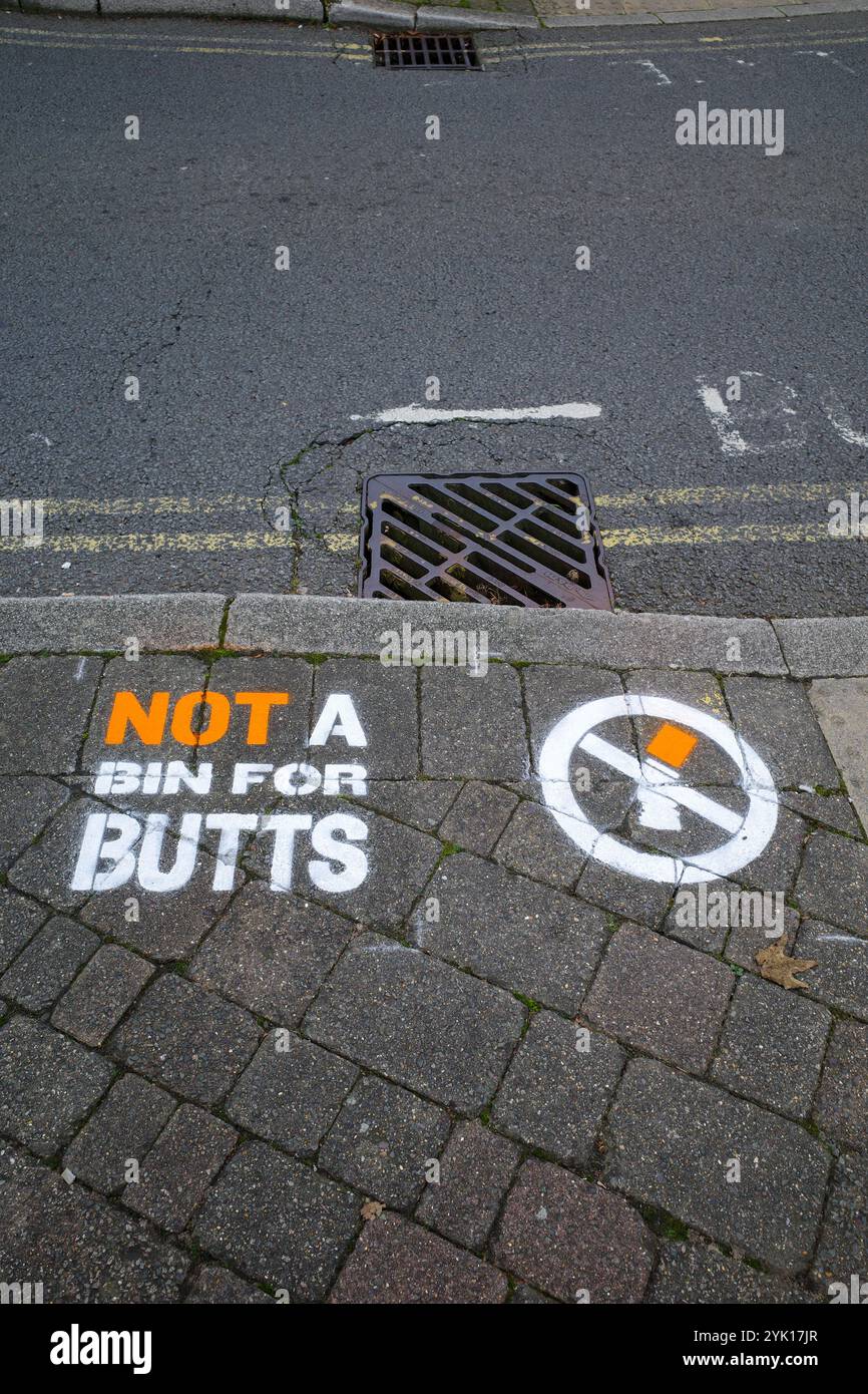 Pas un bac pour les mégots peints sur le trottoir à Kingswood, High Street, Bristol, Royaume-Uni Banque D'Images