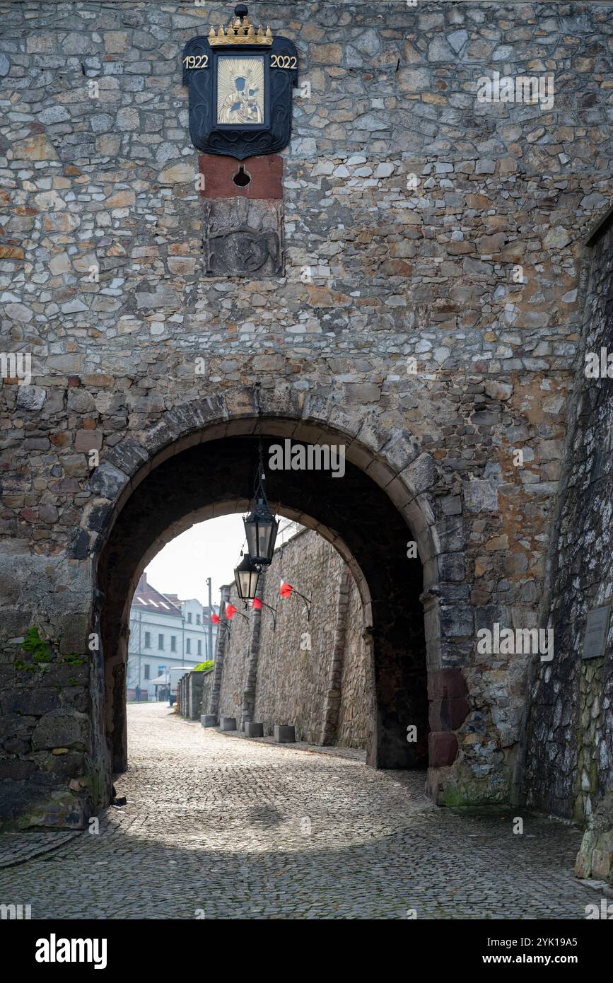 Opatow, Pologne, 11 novembre 2023 porte historique de Varsovie menant à la vieille ville, construite comme un bastion au moyen âge Banque D'Images