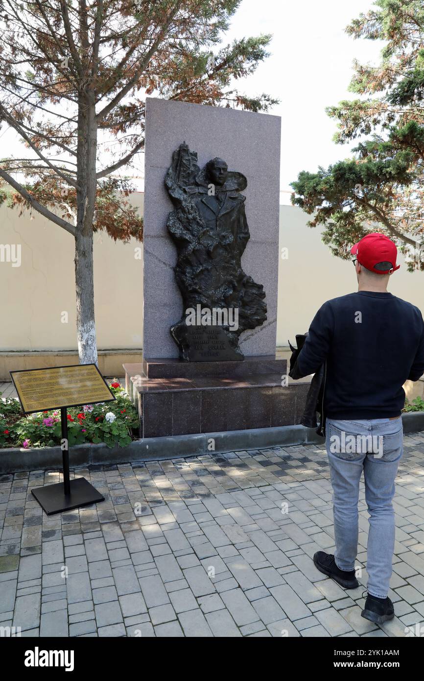 Touriste visitant le monument Aghagurban Aliyev à Neft Daslari dans la mer Caspienne Banque D'Images