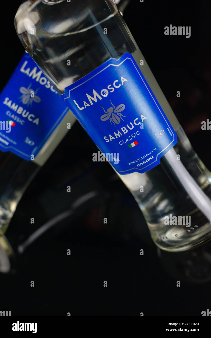 LONDRES, ROYAUME-UNI - 25 JUILLET 2024 le nom la Mosca fait référence au Sambuca italien classique tourné avec trois grains de café, signifiant santé, bonheur Banque D'Images