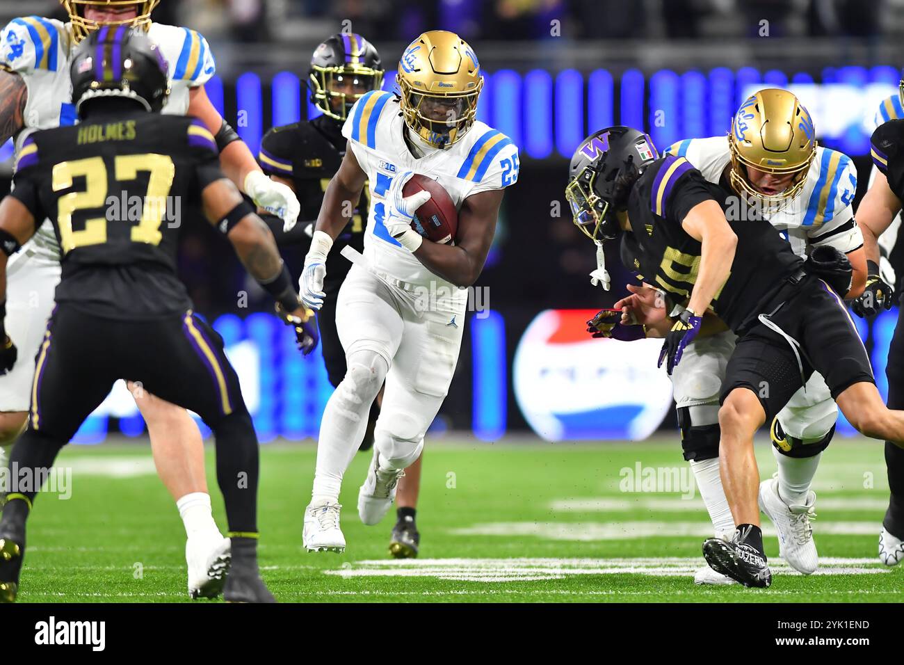 15 novembre 2024 : UCLA Bruins Running Back T.J. Harden (25 ans) porte le ballon dans le 4e quart-temps du match de football NCAA entre les Bruins UCLA et les Huskies de Washington à Seattle, Washington. Washington a battu UCLA 31-19. Steve Faber/CSM Banque D'Images