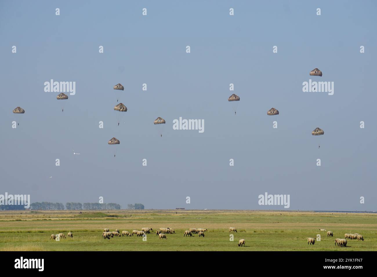 L'armée pratiquant le débarquement en parachute à côté du Mont St Michel, Bretagne, France Banque D'Images