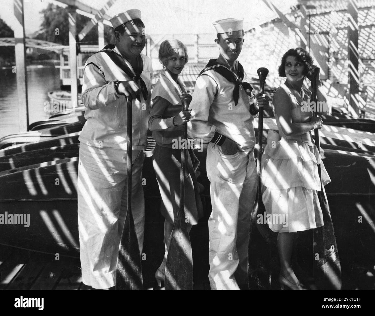 OLIVER HARDY, GLORIA GREER, STAN LAUREL et ANNE CORNWALL dans une photographie publicitaire pour HOMMES O'WAR 1929 le réalisateur LEWIS R. FOSTER photographié par GEORGE STEVENS et JACK ROACH dialogue par H.M. WALKER produit par HAL ROACH Metro Goldwyn Mayer Banque D'Images