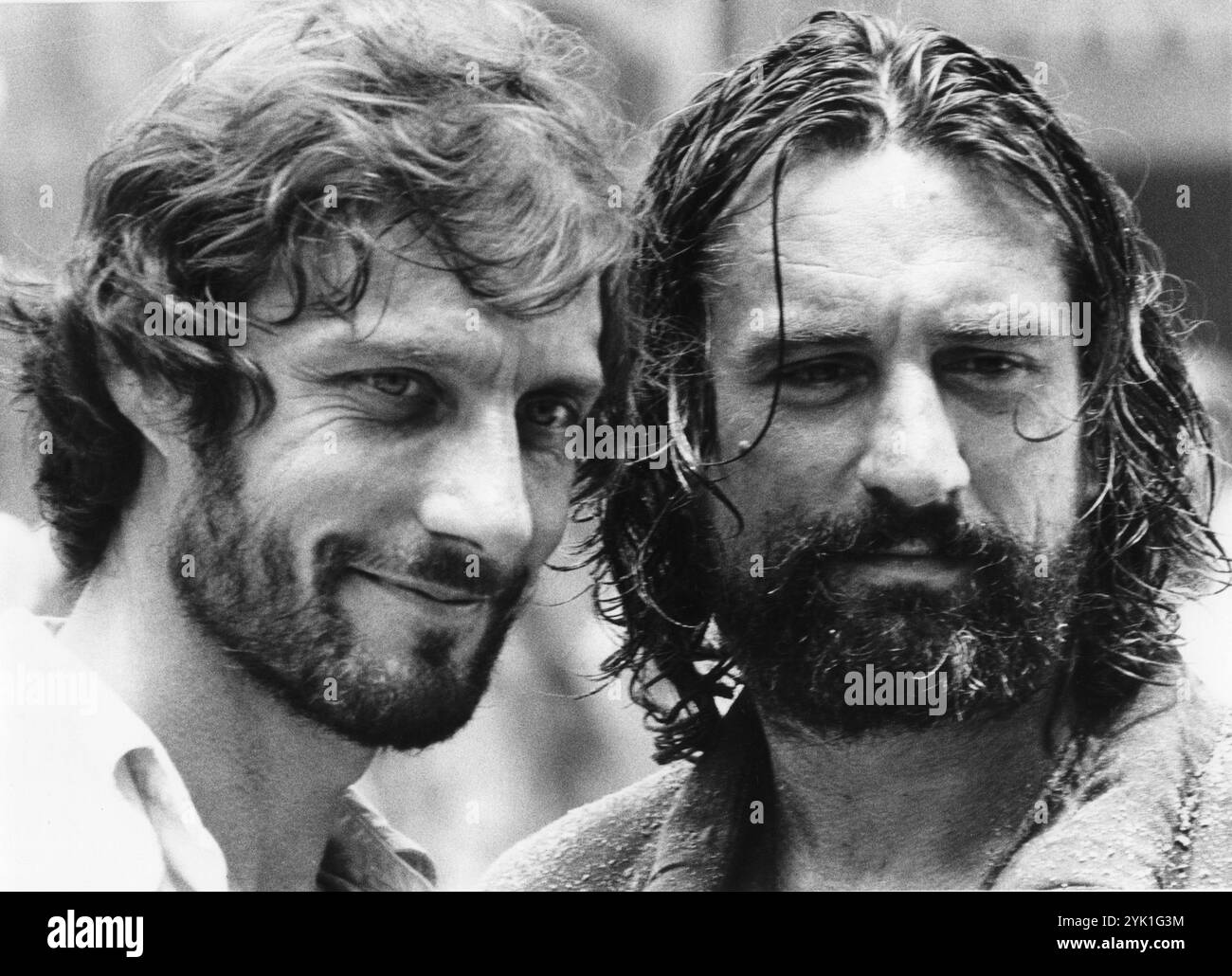 ROLAND JOFFE et ROBERT DE NIRO sur le tournage de LA MISSION 1986 ROLAND JOFFE scénario et histoire originale de ROBERT BOLT Directeur de la photographie CHRIS MENGES musique d'ENNIO MORRICONE costume Design ENRICO SABBATINI Producteur DAVID PUTTNAM Warner Bros. / Goldcrest film International / Kingsmere Productions Ltd. / Enigma Productions / AMLF Banque D'Images