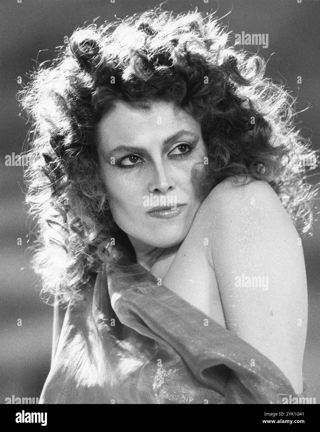 Un portrait publicitaire de SIGOURNEY WEAVER comme Dana dans GHOSTBUSTERS 1984 réalisateur IVAN REITMAN écrit par DAN AYKROYD et HAROLD RAMIS musique ELMER BERNSTEIN chanson écrite et interprétée par RAY PARKER Jr. Columbia Pictures / Delphi films / Black Rhino Productions Banque D'Images