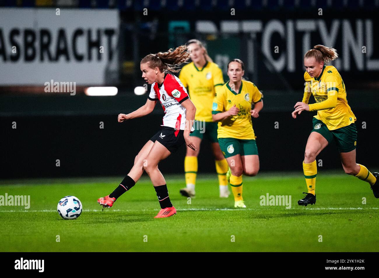 Sittard - Jarne Teulings de Feyenoord Rotterdam lors de la septième manche de l'Azerion Vrouwen Eredivisie en saison 2024/2025. Le match se déroule entre Fortuna Sittard V1 et Feyenoord V1 au Fortuna Sittard Stadion le 16 novembre 2024 à Sittard, aux pays-Bas. (VK Sportphoto/Danny de Groot) Banque D'Images