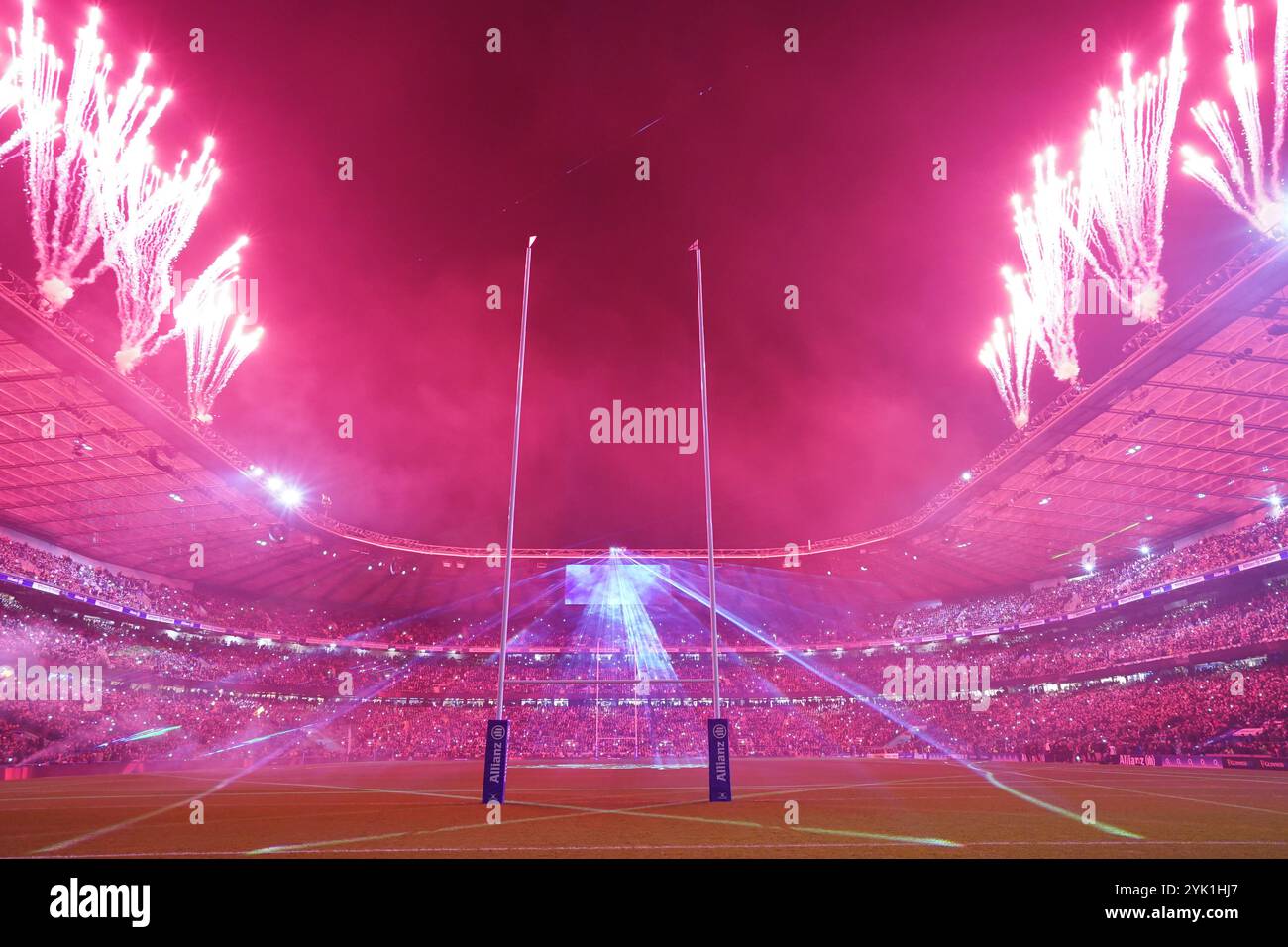 Feux d'artifice et lumière avant le coup d'envoi du match international d'automne à l'Allianz Stadium de Londres. Date de la photo : samedi 16 novembre 2024. Banque D'Images