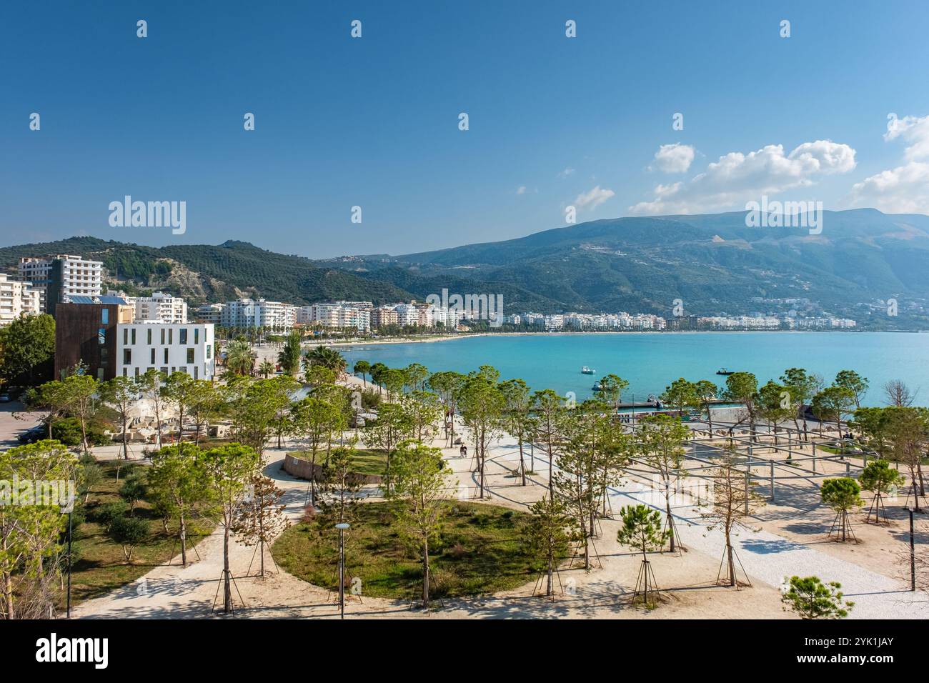 Vlore vue panoramique sur la ville avec bord de mer et architecture moderne Albanie. Ville côtière sur la mer Adriatique dans une journée d'été ensoleillée. Appartement résidentiel Banque D'Images