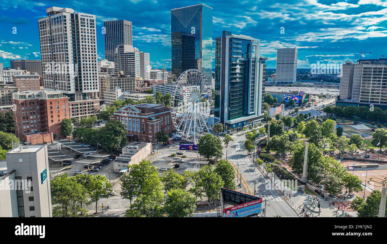 Vues aériennes époustouflantes du centre-ville d'Atlanta avec la grande roue SkyView emblématique, des paysages urbains dynamiques et des paysages urbains à couper le souffle vus d'en haut Banque D'Images