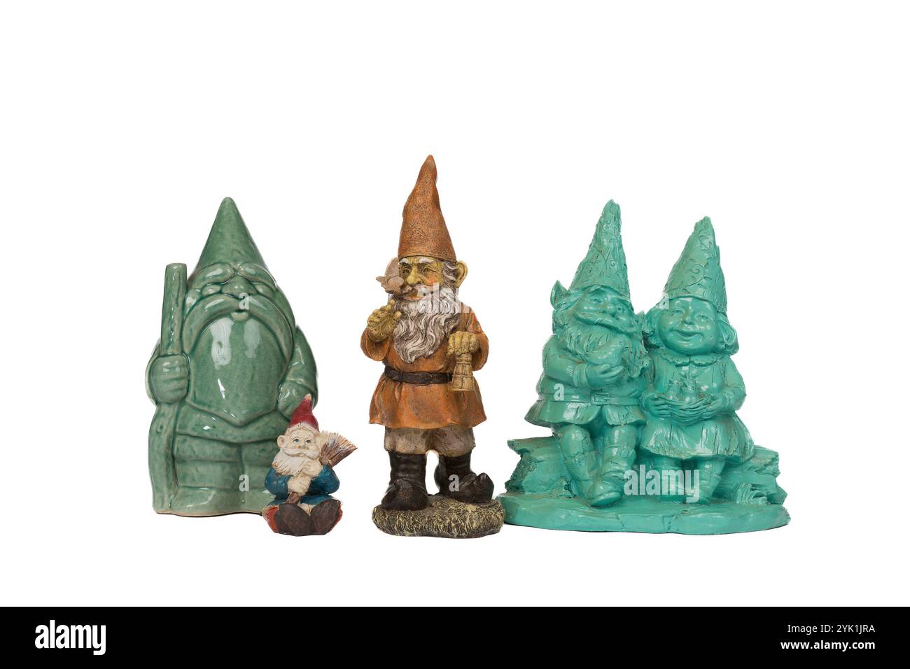 Décoration de Gnomes de jardin charmant sur un fond blanc - ornements de pelouse fantaisistes et décoration extérieure Banque D'Images