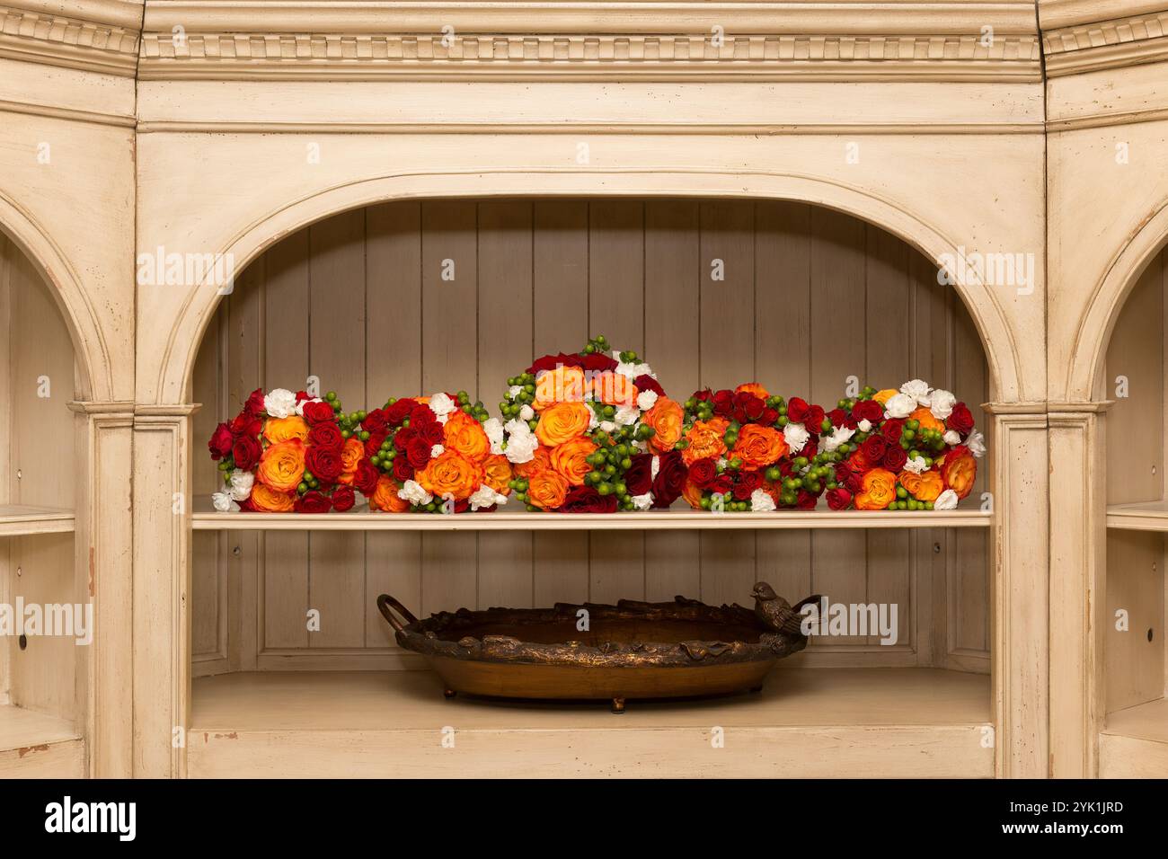 Bouquet de mariée avec bouquets de demoiselle d'honneur dans l'arrangement floral élégant de mariage Banque D'Images