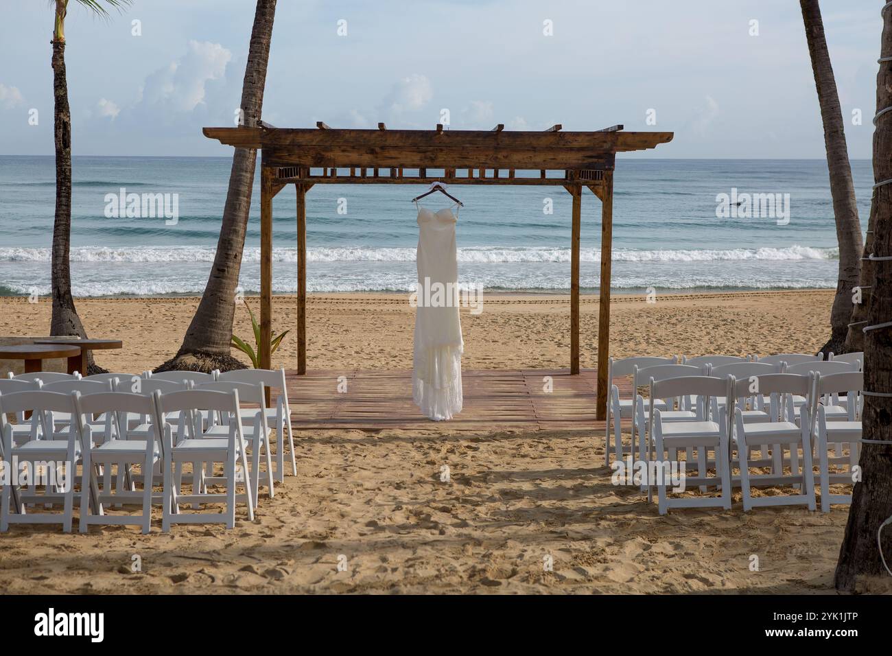 Baldaquin en bois de mariage de plage avec élégante robe de mariée sur un cadre de bord de mer Banque D'Images