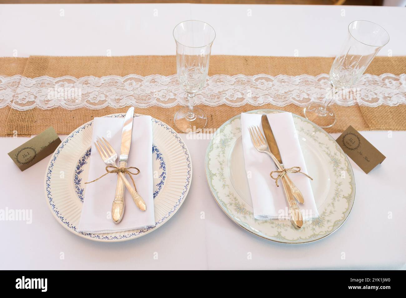 Configuration de table de mariage créative et unique avec des assiettes disparates et un décor rustique Banque D'Images Configuration de table de mariage créative et unique avec des assiettes disparates et un décor rustique Banque D'Images