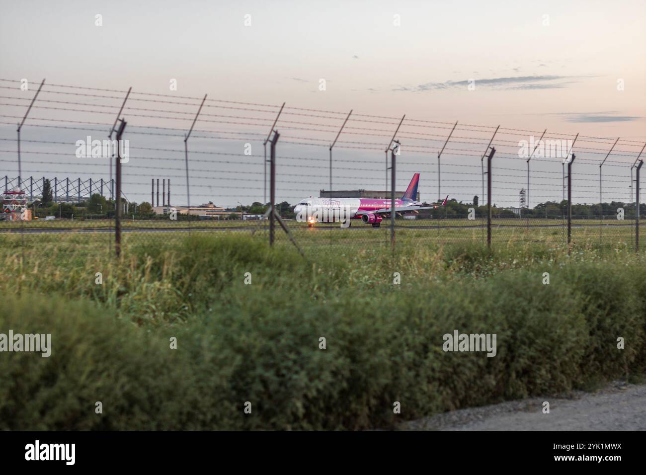 Avion de ligne de passagers commercial, compagnie aérienne low-cost Wizz Air Banque D'Images