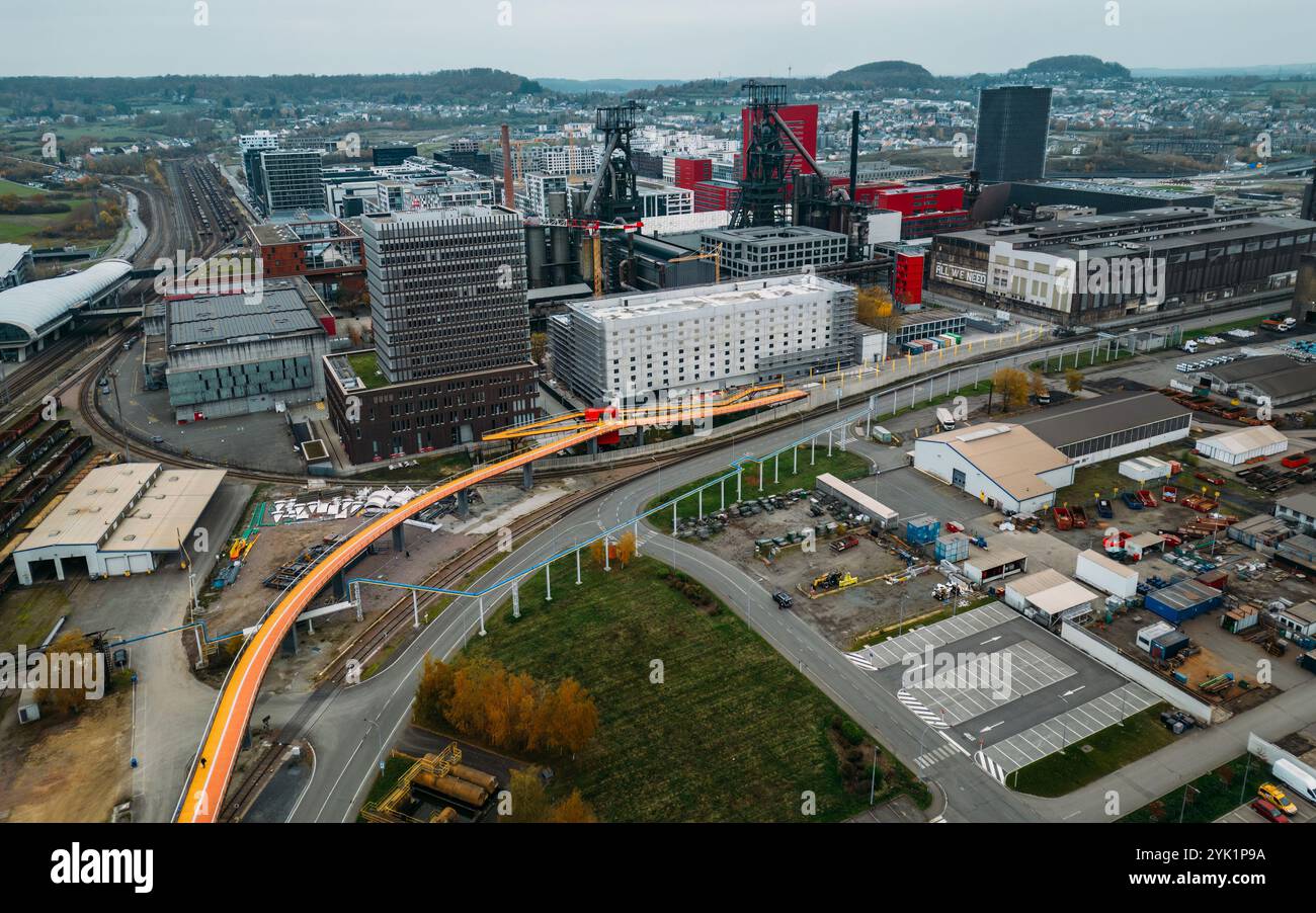 Esch-sur-Alzette, Luxembourg - 16 novembre 2024 : vue aérienne par drone du pont cyclable de 1,2 km de long inauguré en 2022, le plus long d'Europe et de Belval Banque D'Images