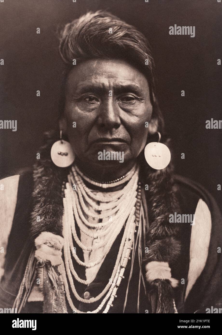 Le chef Joseph (alias jeune Joseph ou Joseph le jeune) photographié par Edard Sheriff Curtis. Joseph était le chef d'une tribu de Perce nez qui a gagné la renommée et l'admiration résiste à son expulsion forcée et à sa réinstallation. Edward Sheriff Curtis était un ethnoggraphe et photographe américain qui a passé de nombreuses années de sa vie à faire des recherches et à illustrer la série de 20 volumes intitulée The North American Indian. Banque D'Images