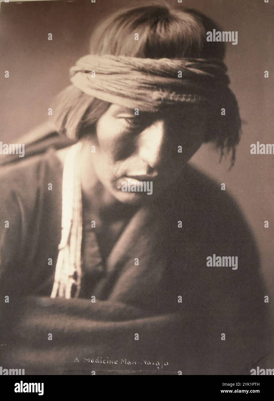 Une photo de 1900 d'un médecin Navajo. Photo prise par Edward Curtis. Edward Sheriff Curtis était un ethnoggraphe et photographe américain qui a passé de nombreuses années de sa vie à faire des recherches et à illustrer la série de 20 volumes intitulée The North American Indian. Banque D'Images