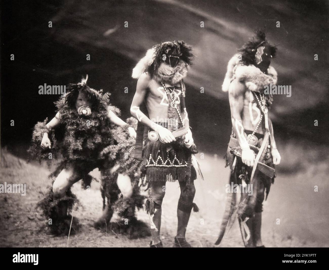 Une photo de 1900 des danseurs Ye Bi Chei du Navajo. PPhoto prise par Edward Curtis. Edward Sheriff Curtis était un ethnoggraphe et photographe américain qui a passé de nombreuses années de sa vie à faire des recherches et à illustrer la série de 20 volumes intitulée The North American Indian. Banque D'Images