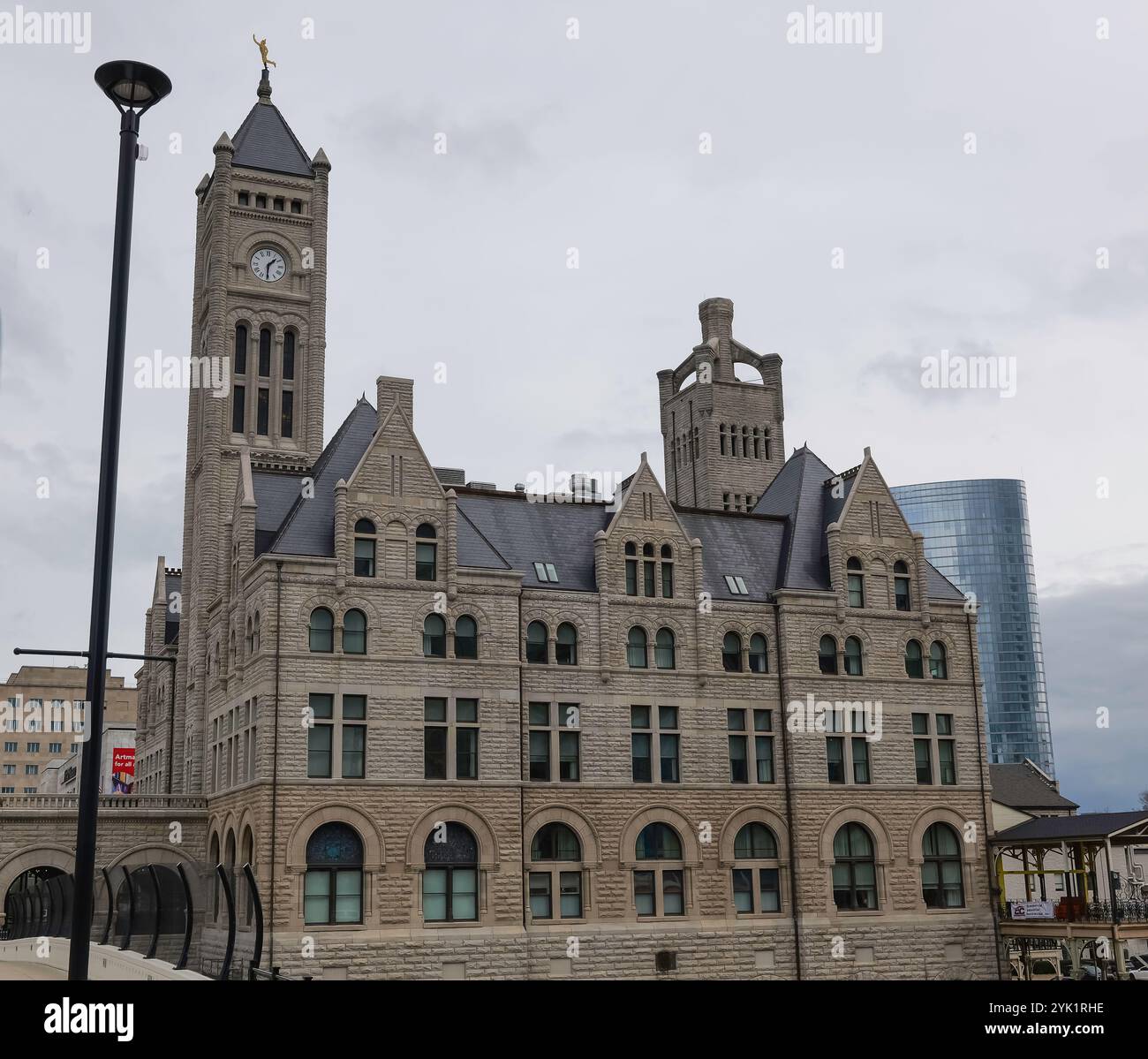 NASHVILLE, TN - 15 mars 2024 : Union Station Nashville Yards, ancien terminal ferroviaire, restauré dans un hôtel moderne et sophistiqué. Banque D'Images