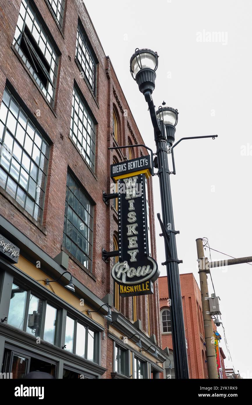 NASHVILLE, TN - 15 mars 2024 : panneau sur un bâtiment pour Whisky Row, un bar ou salon sur Broadway dans le centre-ville de Nashville, Tennessee. Banque D'Images