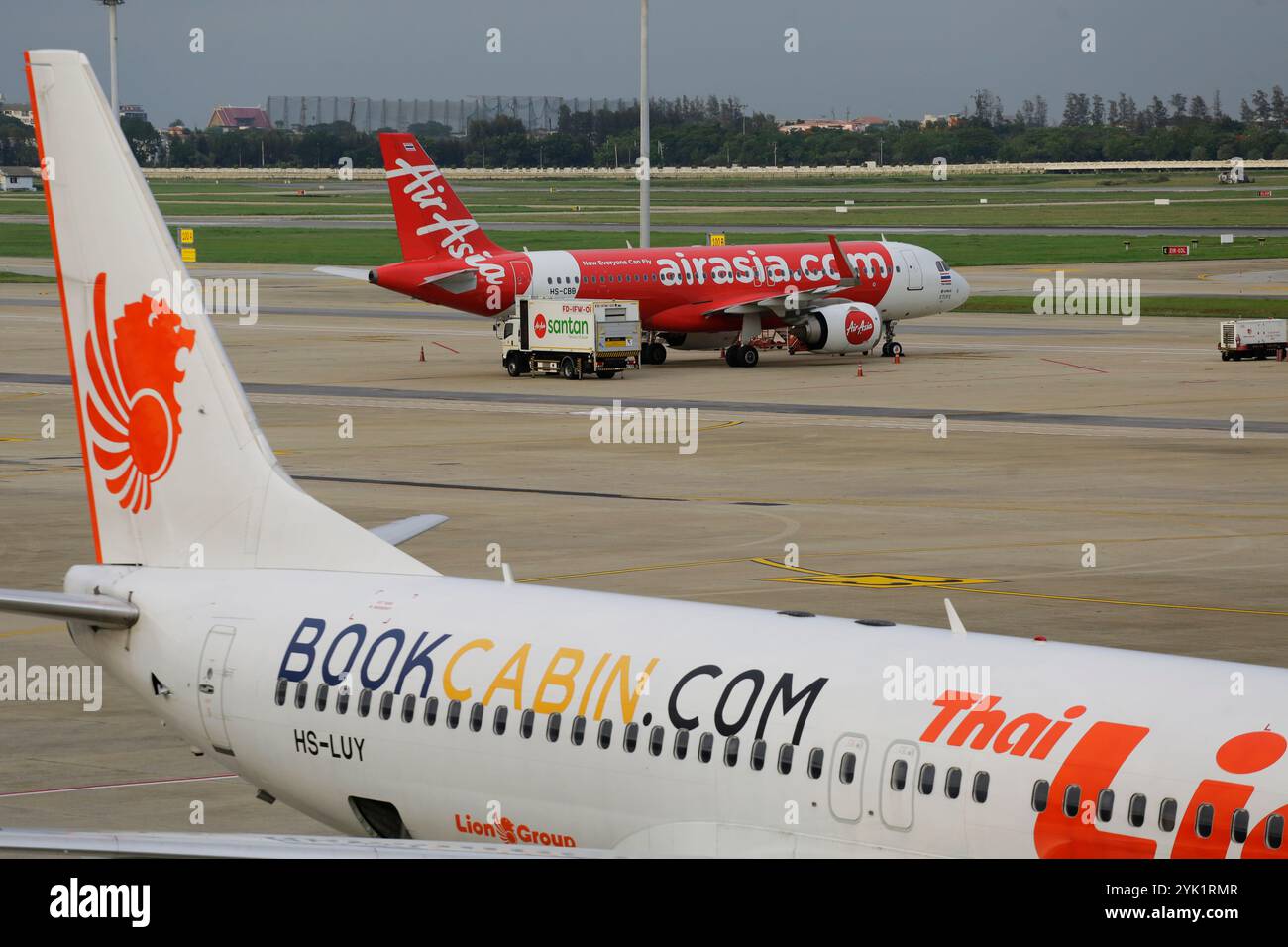 Bangkok, Thaïlande - 29 juin 2023 : un avion de la compagnie aérienne low cost AirAsia est vu avant le départ dans le tarmac de l'aéroport Don Mueang (DMK). Banque D'Images