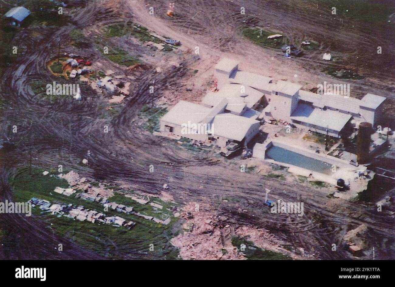 Une photographie aérienne du centre Mount Carmel de Branch Davidian le dernier jour, le 19 avril 1993. Le siège de Waco, également connu sous le nom de massacre de Waco, est le siège par le gouvernement fédéral des États-Unis et les responsables de l'application de la loi de l'État du Texas d'un complexe appartenant au culte religieux connu sous le nom de Branch Davidians, entre le 28 février et le 19 avril 1993. Banque D'Images