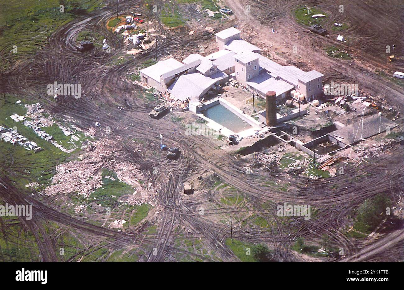 Une photographie aérienne du centre Mount Carmel de Branch Davidian le dernier jour, le 19 avril 1993. Le siège de Waco, également connu sous le nom de massacre de Waco, est le siège par le gouvernement fédéral des États-Unis et les responsables de l'application de la loi de l'État du Texas d'un complexe appartenant au culte religieux connu sous le nom de Branch Davidians, entre le 28 février et le 19 avril 1993. Banque D'Images