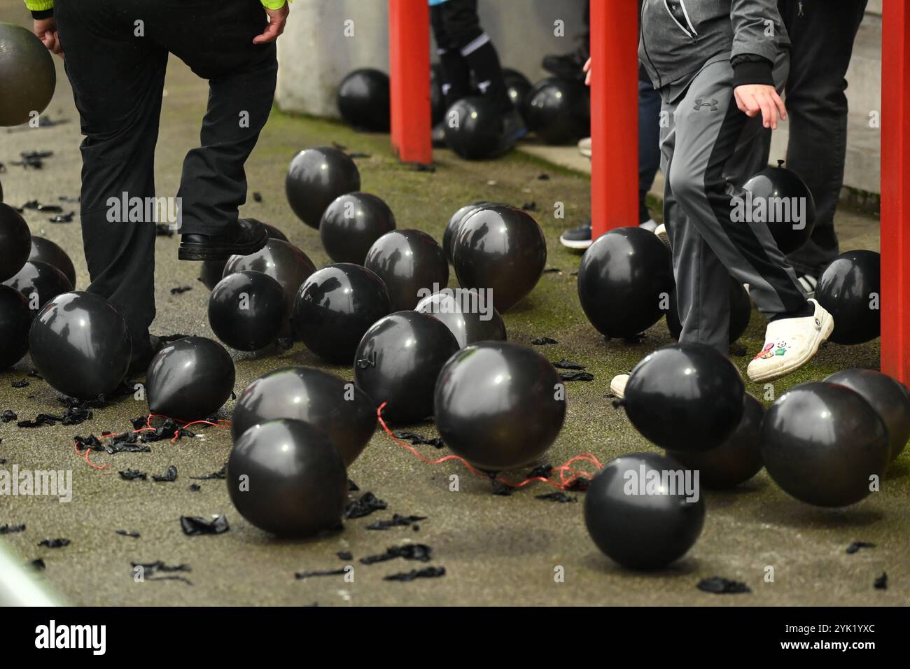 Mazuma Mobile Stadium, Morecambe, Royaume-Uni, 16 novembre 2024. Les fans de Morecambe protestent contre les propriétaires du club lors de leur affrontement à domicile EFL League Two contre Port Vale. Crédit : TeeGeePix/Alamy Live News Banque D'Images