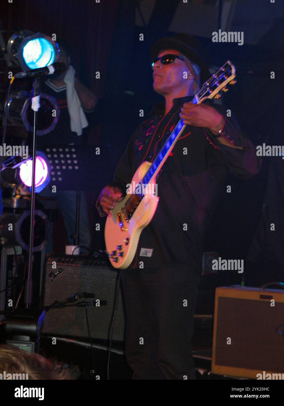 Arthur Lee et Love jouant à All Tomorrow's Parties, Pontins Camber Sands, Rye, Royaume-Uni, 4 avril 2004. Banque D'Images