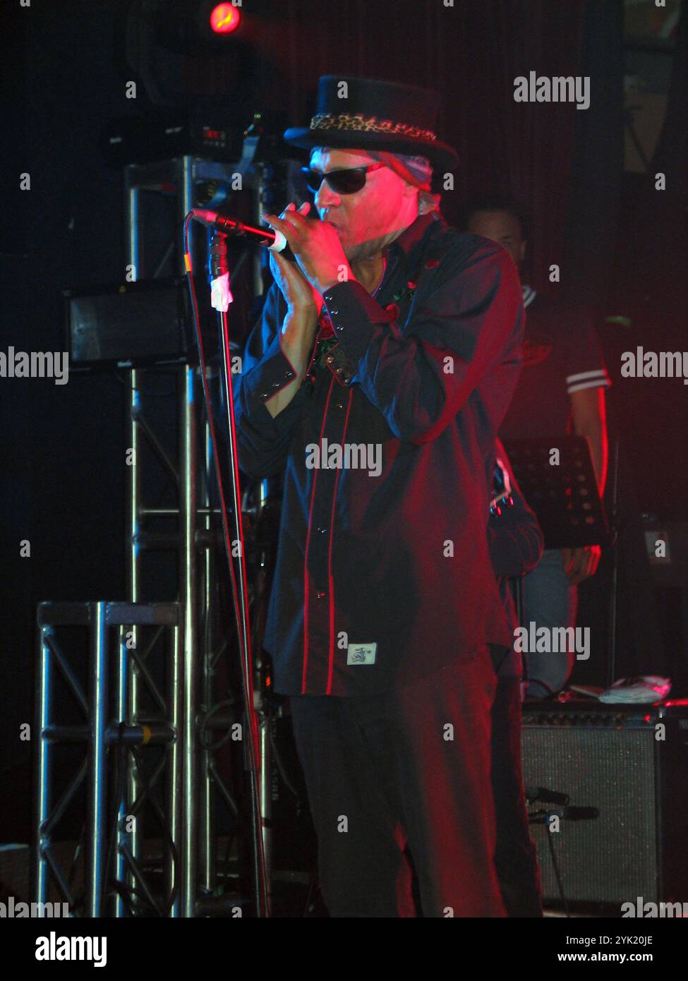 Arthur Lee et Love jouant à All Tomorrow's Parties, Pontins Camber Sands, Rye, Royaume-Uni, 4 avril 2004. Banque D'Images