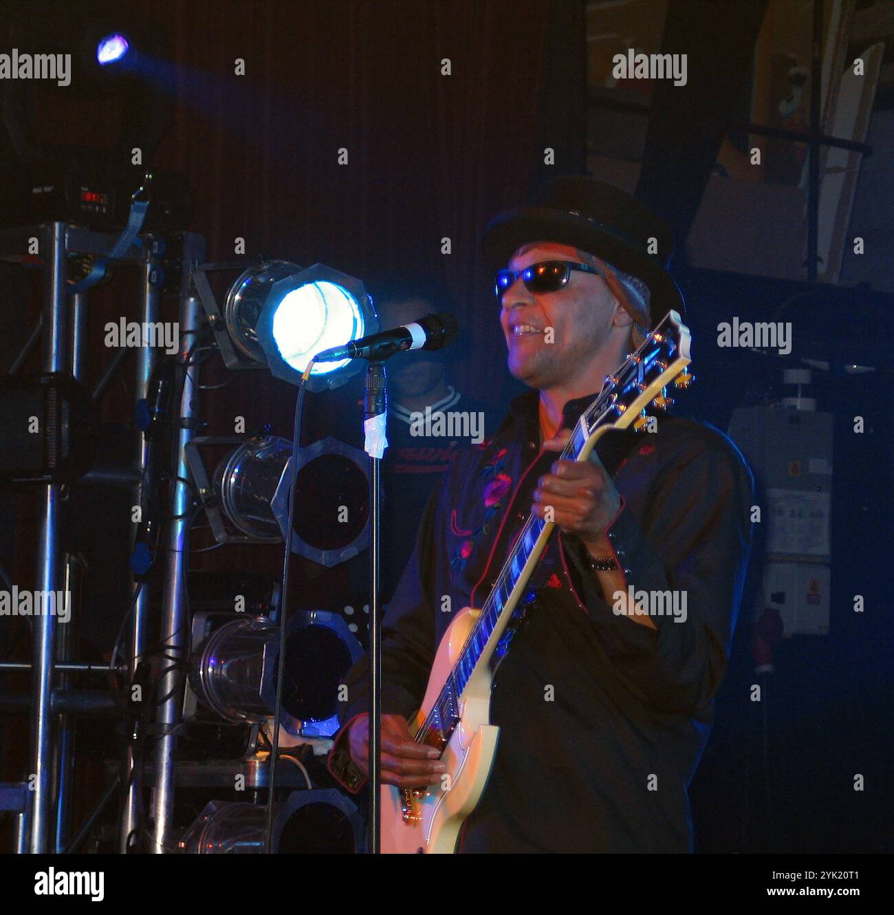 Arthur Lee et Love jouant à All Tomorrow's Parties, Pontins Camber Sands, Rye, Royaume-Uni, 4 avril 2004. Banque D'Images