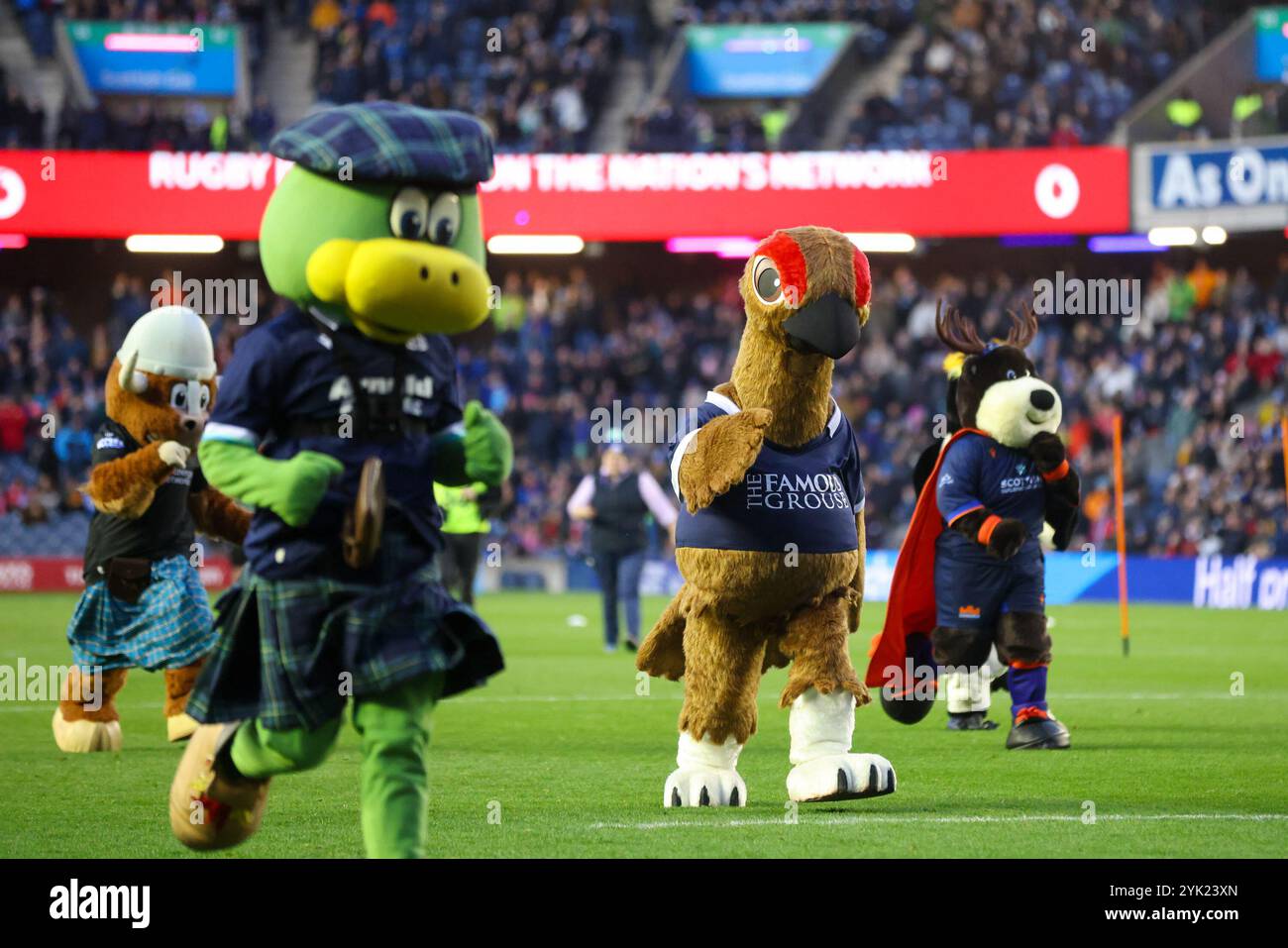 Édimbourg, Écosse. 16 novembre 2024. Les mascottes s'affrontent à la mi-temps du match des Nations d'automne entre l'Écosse et le Portugal au Murrayfield Stadium d'Édimbourg. Crédit : Connor Douglas/Alamy Live News Banque D'Images