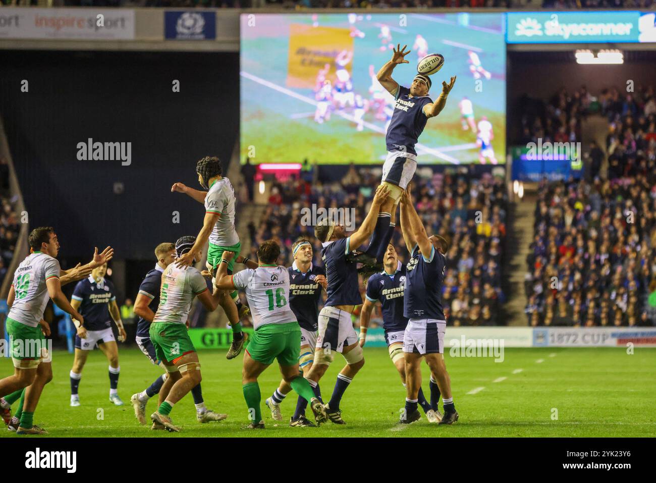 Édimbourg, Écosse. 16 novembre 2024. Josh Bayliss récupère le ballon lors du match d'automne des Nations entre l'Écosse et le Portugal au Murrayfield Stadium d'Édimbourg. Crédit : Connor Douglas/Alamy Live News Banque D'Images